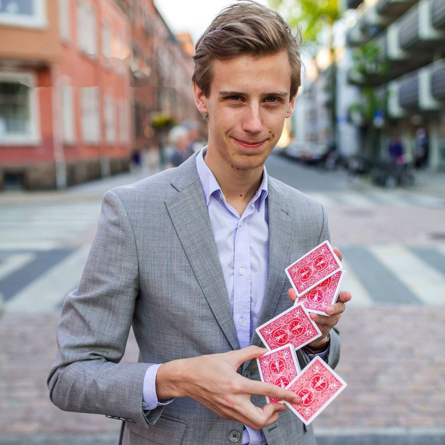Portrett av tryllekunstner Fredrik Moe med spillkort